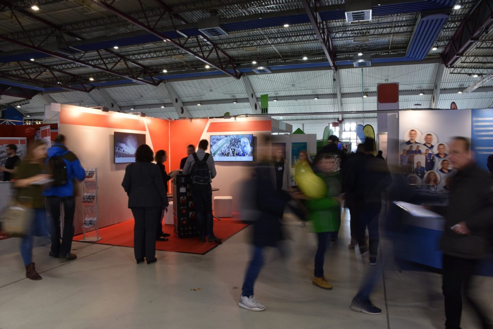 Fachmesse mit verschiedenen Ständen Fachmesse mit verschiedenen Ständen
